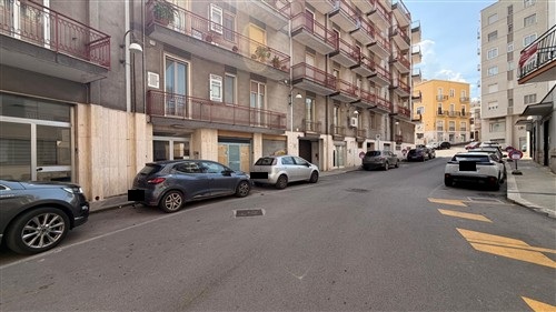 Zona Semi-Centrale, Appartamento di 4 Vani Oltre Accessori, Vano Deposito e Box Auto.